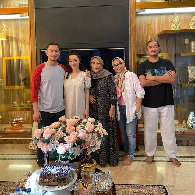 7 Momen Zaskia Gotik Pulang Ke Kampung Halaman Suami, Bertemu Mertua dan Saudara Ipar