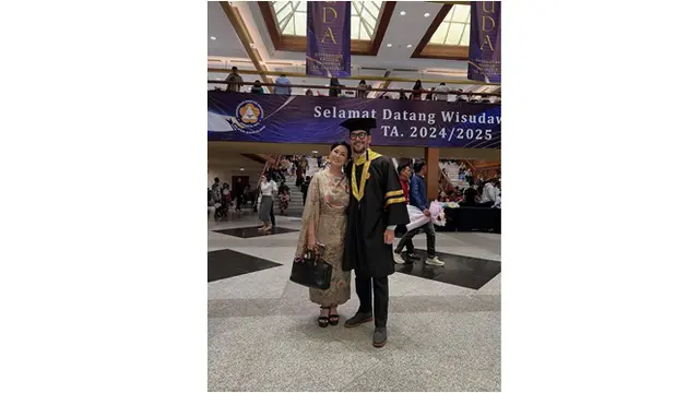 6 Potret Ferry Salim Wisuda Magister Hukum di Usia 58 Tahun, Penuh Syukur dan Bangga