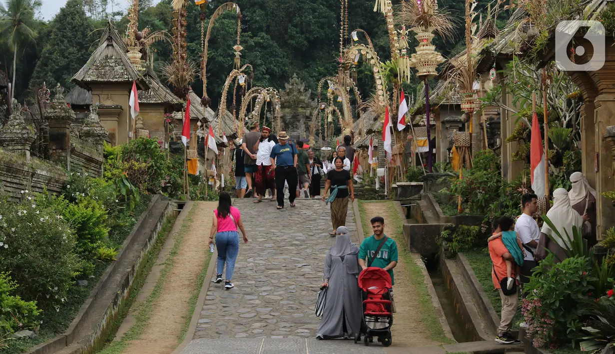 <p>Desa Penglipuran memiliki daya tarik tersendiri bagi para wisatawan baik lokal maupun mancanegara, Rabu (16/8/2023). (Liputan6.com/Helmi Fithriansyah)</p>
