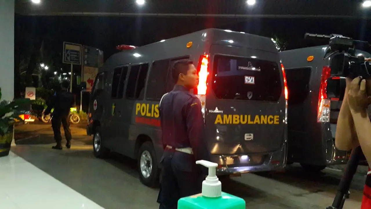 Dua Ambulans bersiaga di depan ruang IGD Rumah Sakit Pusat Pertamina (RSPP) (Liputan6.com/Putu Merta)