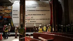 Sebuah mesin bor terowongan dipasang untuk proyek Mass Rapid Transit (MRT) Fase 2 di Jakarta pada tanggal 7 Mei 2024. (Yasuyoshi CHIBA/AFP)