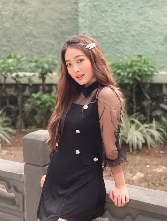 Penampilan mantan kekasih Verrell Bramasta mengenakan sebuah dress berwarna hitam ini berhasil mencuri perhatian. Detail putih sebagai hiasan di bajunya, juga memberikan kesan elegan. (Liputan.com/IG/@natashawilona12)