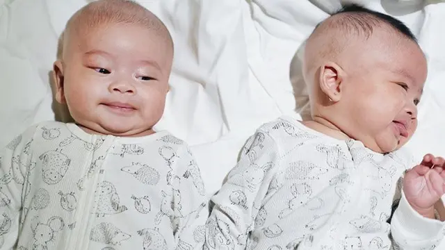 Kompak Pakai Baju Sama, Ini 6 Potret Anak Kembar Syahnaz Sadiqah Makin Gemas