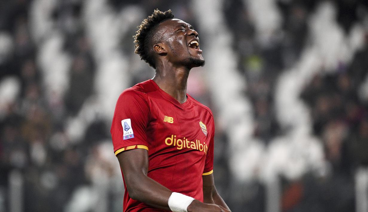 AS Roma sempat mencetak gol di akhir babak pertama melalui Tammy Abraham. Tapi gol itu batal karena wasit Daniele Orsato terlanjur meniup peluit atas pelanggaran Wojciech Szczesny ke Henrikh Mkhitaryan. (Marco Alpozzi/LaPresse via AP)