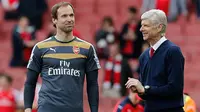 Penjaga gawang Arsenal Petr Cech dan manajer Arsene Wenger. (AFP/Ian Kington)