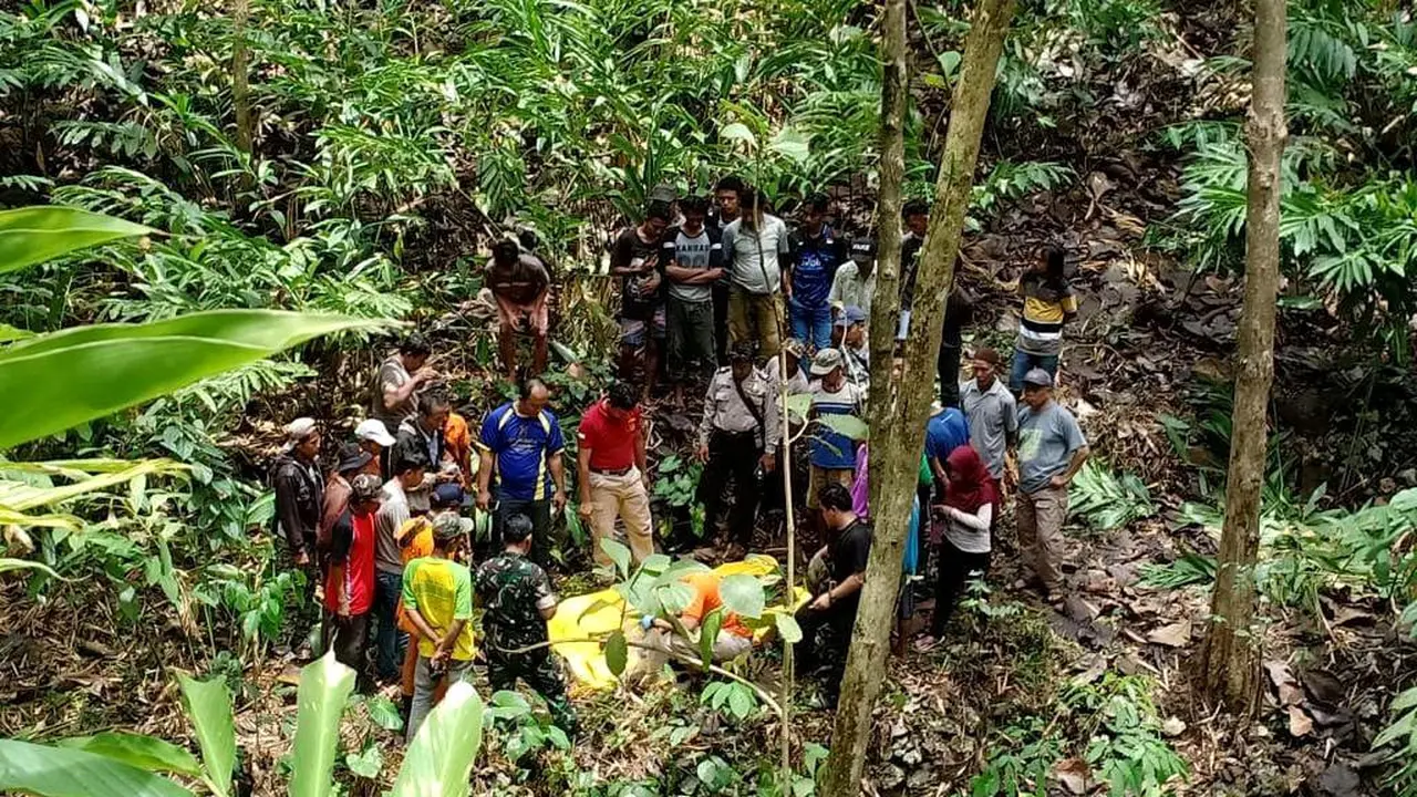 Mahasiswa UPN Yogyakarta dan warga Kebumen temukan kerangka manusia di gua kuno Pegunungan Karst Gombong Selatan. (Foto: Liputan6.com/Polres Kebumen/Muhamad Ridlo)