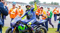 Selebrasi pebalap Movistar Yamaha, Valentino Rossi, setelah menjuarai MotoGP Belanda, di Sirkuit Assen, Minggu (25/6/2017). (MotoGP)