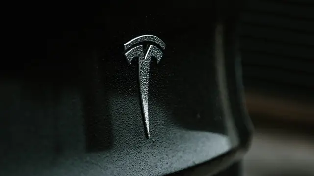 Ilustrasi Tesla. Credit: Austin Ramsey/Unsplash