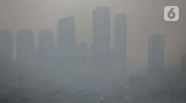 Suasana Jakarta difoto dari atas gedung Perpusnas terlihat samar karena polusi udara, Selasa (25/7/2023). (Liputan6.com/Faizal Fanani)