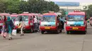 Sejumlah penumpang menaiki angkutan umum di Kampung Rambutan, Jakarta, Selasa (12/7/2022). Rencana kebijakan pengaturan tempat duduk seluruh angkutan umum (Angkot) untuk mengantisipasi terjadinya pelecehan seksual di angkutan umum. (Liputan6.com/Herman Zakharia)