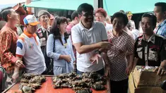 Wagub DKI Jakarta, Djarot Saiful Hidayat blusukan ke Pasar Petak Sembilan, Jakarta, Sabtu (18/6). Djarot yang didampingi istrinya, Heppy Farida menyempatkan berbelanja sayuran, kepiting hingga tahu. (Liputan6.com/Helmi Afandi)