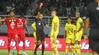 Pemain Barito Putera, Chechu Meneses, mendapatkan kartu merah dalam pertandingan melawan Persebaya Surabaya pada laga pekan ketiga BRI Liga 1 2023/2024 di Stadion Gelora Bung Tomo, Surabaya, Jumat (23/8/2024). (Bola.com/Aditya Wany)