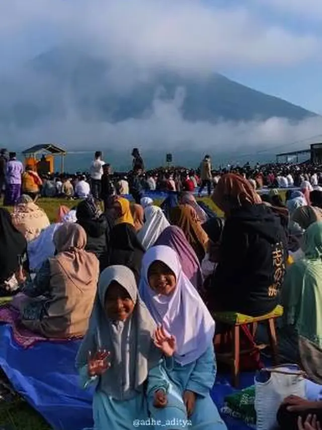7 Potret Momen Shalat Ied di Wonosobo dengan Latar Belakang Gunung Ini Viral