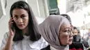 Terdakwa kasus dugaan penyebaran berita bohong atau hoaks Ratna Sarumpaet didampingi Atiqah Hasiholan tiba untuk menjalani sidang lanjutan di PN Jakarta Selatan, Selasa (7/5/2019). Sidang kali ini menghadirkan saksi meringankan dari pihak terdakwa. (Liputan6.com/Faizal Fanani)