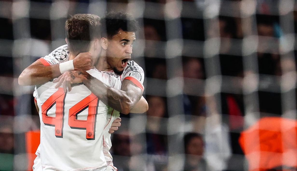 Pemain Bayern Munchen, Luis Diaz melakukan selebrasi setelah mencetak gol ke gawang PSG dalam laga Liga Champions 2025/2026 di Parc des Princes, Paris, Prancis, Selasa (04/11/2025) waktu setempat. (AFP/Franck Fife)