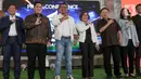 Direktur Utama PT Liga Indonesia Baru (LIB) Ferry Paulus bersama Ketua Umum Persatuan Sepakbola Seluruh Indonesia (PSSI) Erick Thohir, Wakil Direktur Utama PT Bank Rakyat Indonesia (Persero) Tbk Catur Budi Harto dan Direktur Surya Citra Media (SCM) Harsiwi Achmad (kiri ke kanan) usai memberikan keterangan terkait penyelenggaraan BRI Liga 1 Indonesia musim 2024-2025 di di Auditorium Brilian Center BRI, Jakarta, Selasa (6/8/2024). (Liputan6.com/Herman Zakharia)