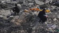 Seorang wanita Palestina yang terpaksa mengungsi duduk di atas puing-puing bangunan yang hancur di kawasan Sheikh Radwan yang parah kerusakannya di Kota Gaza, Sabtu 11 Oktober 2025. (AP Photo/Abdel Kareem Hana)