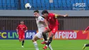 Pemain depan timnas Indonesia, Jens Raven (kiri) berebut bola dengan Mohammed Naji Al-Qashmi (Yaman) pada pertandingan ketiga Grup C Piala Asia U-20 2025 di Shenzhen Youth Football Training Base Centre Stadium, Rabu (19/2/2025) malam WIB. (Foto: Dokumentasi PSSI)