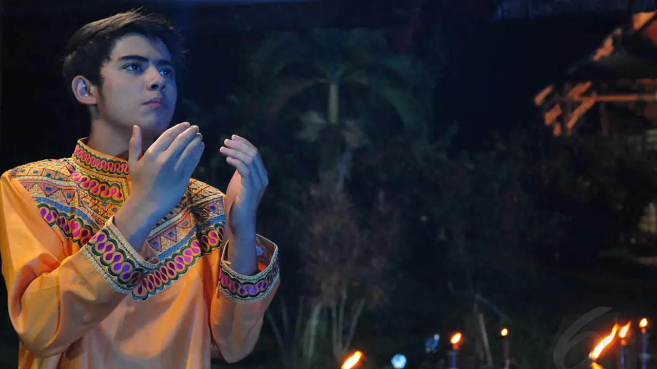 Gantengnya Aliando Syarief Berbalut Baju Muslim