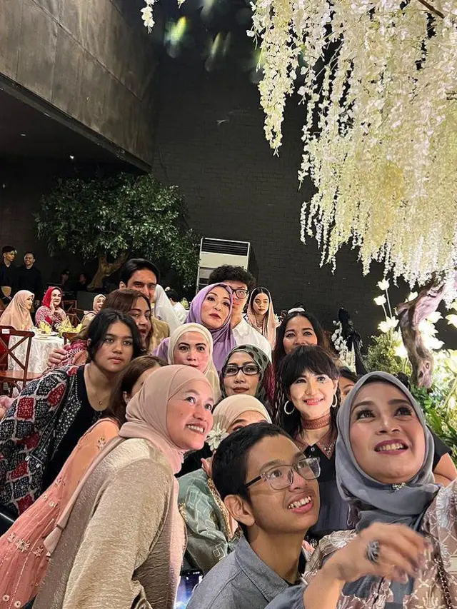 Potret keseruan Angelina bersama Keanu dan para tamu undangan (Sumber: Instagram/@angelinasondakh09)