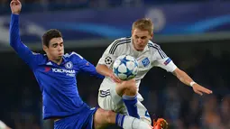 Pemain Chelsea Oscar (kiri) berebut bola dengan pemain Dynamo Kiev Vitaliy Buyalskiy pada lanjutan Liga Champion Grup G di Stadion Stamford Bridge, London, Rabu (4/11/2015) dini hari. Chelsea memang 2-1.  (AFP PHOTO / Glyn Kirk)