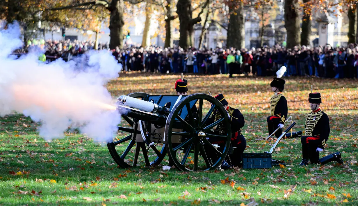 Anggota Raja Pasukan Royal Horse menembakkan meriam untuk merayakan ulang tahun ke-70 Pangeran Charles di Green Park, London, Rabu (14/11). Ulang tahun Pangeran Charles ditandai dengan 41 kali tembakan salvo. (Sgt Randall RGC/CROWN COPYRIGHT 2018/AFP)