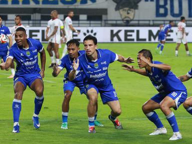 Para pemain Persib Bandung merayakan gol yang dicetak oleh Thom Haye ke gawang Malut United dalam laga pekan ke-20 BRI Super League 2025/2026 di Stadion Gelora Bandung Lautan Api, Bandung, Jumat (6/3/2026) malam WIB. (Bola.com/Erwin Snaz)