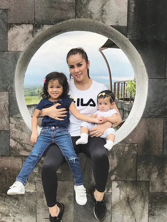 "Umur saya sudah bukan 20 tapi menuju 40 tahun. Sebagai wanita harus merawat diri," kata Olla Ramlan ditemui di kawasan Menteng, Jakarta Selatan, Senin (23/4/2018) dilansir dari Liputan6. (instagram/ollaramlanaufar)