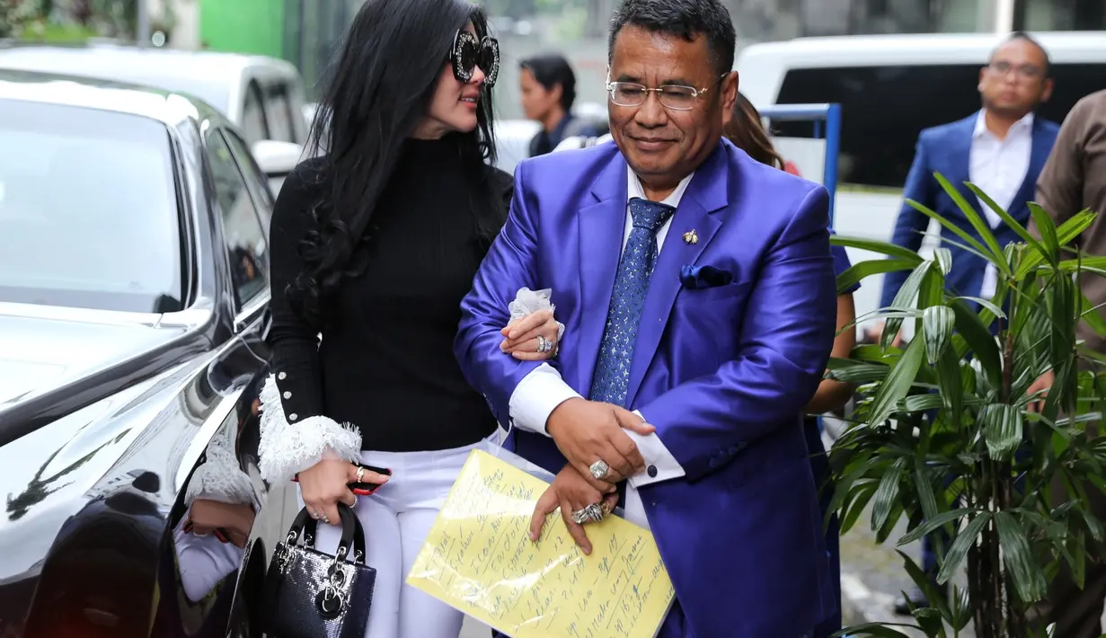 Syahrini tampil nyentrik dengan kaca mata dengan frame besar warna hitam berhias kristal disekitar frame. (Adrian Putra/Bintang.com)