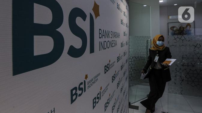 Pekerja beraktivitas di kantor cabang Bank Syariah Indonesia, Jakarta Selasa (2/2/2021). Pada 27 Januari 2021, BSI telah mendapatkan persetujuan dari OJK ditandai dengan keluarnya Salinan Keputusan Dewan Komisioner OJK Nomor 4/KDK.03/2021. (/Johan Tallo)