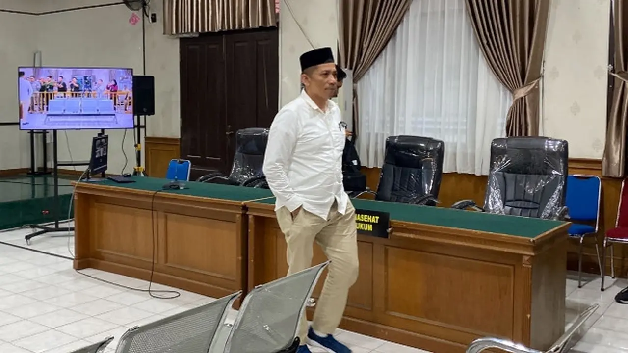 Bupati Kepulauan Meranti non aktif Muhammad Adil usai menjalani sidang vonis terhadap 3 kasus korupsi yang dilakukannya.
