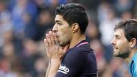 Striker Barcelona, Luis Suarez, tampak kecewa usai kalah dari Deportivo. Kekalahan ini membuat Barcelona tergusur oleh Real Madrid dari puncak klasemen Liga Spanyol dengan selisih dua poin. (EPA/Lavandeira Jr)