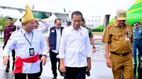 Presiden Joko Widodo didampingi Bupati Kepulauan Talaud Elly Engelbert Lasut (kiri) dan Gubernur Sulut Olly Dondokambey (kanan0 saat tiba di Bandar Udara Melonguane, Kamis (28/12/2023).