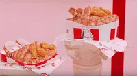 Kolaborasi Crocs x KFC yang diwujudkan tahun ini berupa sepasang alas kaki dengan aroma khas ayam goreng. (Foto: Tangkapan layar Youtube/KFC)