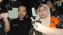 Mirawati Basri, orang kepercayaan I Nyoman Dhamantra memakai rompi tahanan usai menjalani pemeriksaan di Gedung KPK, Jakarta, Jumat (9/8/2019). Mirawati Basri resmi ditahan terkait suap izin impor bawang putih dari Kementerian Pertanian dan SPI dari Kemendag. (merdeka.com/Dwi Narwoko)