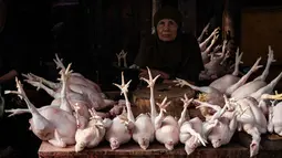Selain itu, harga daging ayam ras juga masih relatif tinggi. Tampak dalam foto, pedagang ayam potong menanti pembeli di sebuah warung pinggir jalan, Jakarta pada 4 April 2026. (YASUYOSHI CHIBA/AFP)