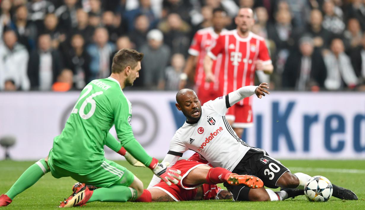 Pemain Besiktas, V·gner Love (kanan) berusaha mencetak gol ke gawang Bayern Munchen pada leg kedua 16 besar Liga Champions di Vodafone Stadyumu, Besiktas Park, Istanbul, (14/3/2018). Bayern menang 3-1. (AFP/Bulent Kilic)