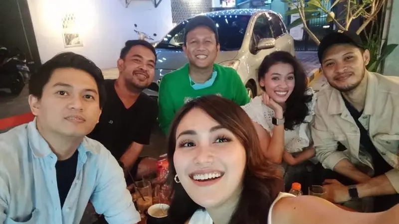 6 Momen Kebersamaan Ayu Ting Ting dan Pria yang Hadir di Ultah Ibunda, Jadi Sorotan