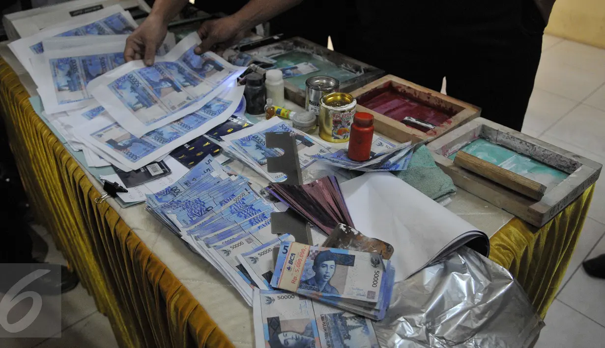 Polres Jakarta Barat merilis uang palsu, Jakarta, Jumat (25/9/2015). Tersangka dan barang bukti alat pencetak uang palsu berhasil diamankan petugas. (Liputan6.com/Gempur M Surya)