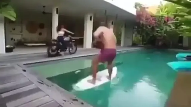6 Tingkah Orang Berusaha Produktif di Kolam Renang Ini Kocak