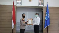 Polda Aceh serahkan piagam penghargaan kepada Rektor Unsyiah (Fauzan/Liputan6.com)