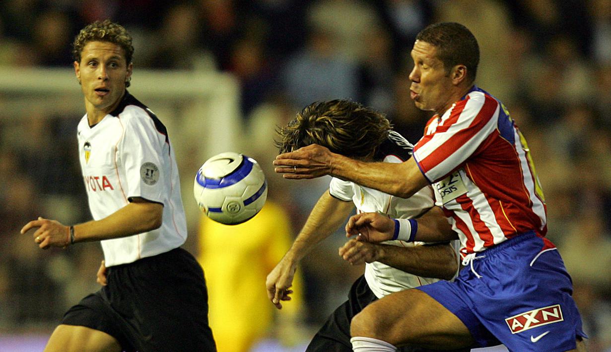 Simeone merupakan gelandang box-to-box yang gesit, teknikal, serta agresif itu mampu menghentikan dan memulai serangan. Simeone kembali ke Atlético Madrid pada tahun 2003 untuk membantu tim kembali ke kasta tertinggi setelah dua musim berada di kasta kedua La Liga. (Foto: AFP/Javier Soriano)