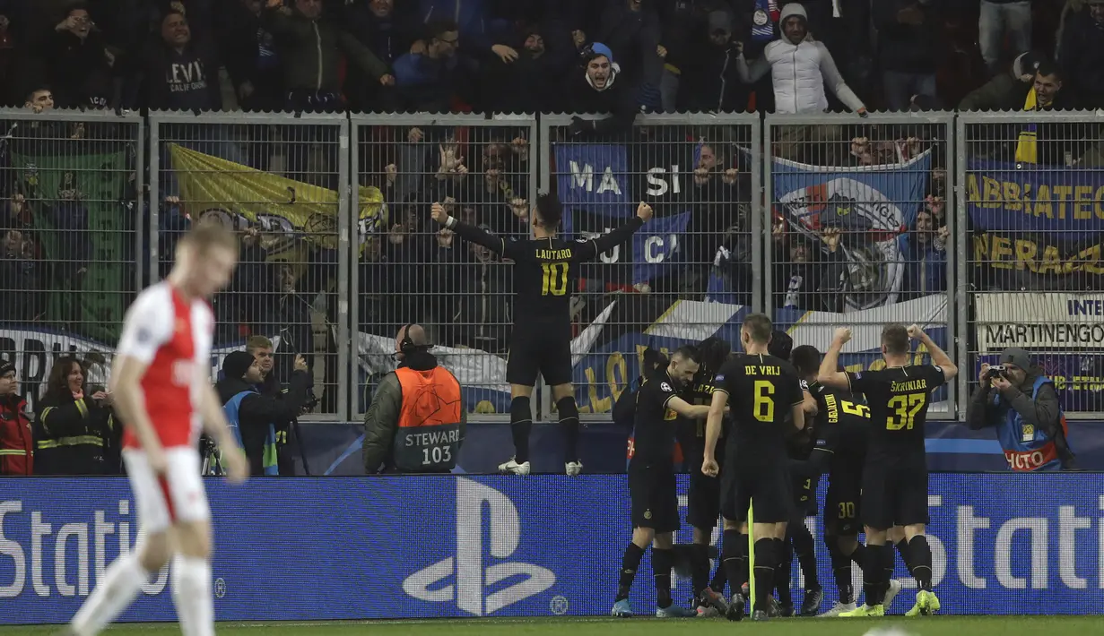Penyerang Inter Milan, Lautaro Martinez (tengah) berselebrasi usai mencetak gol keduanya ke gawang Slavia Praha pada pertandingan Grup F Liga Champions di stadion Sinobo di Praha, Republik Ceko (27/11/2019). Inter Milan menang 3-1 atas Slavia Praha. (AP Photo/Petr David Josek)