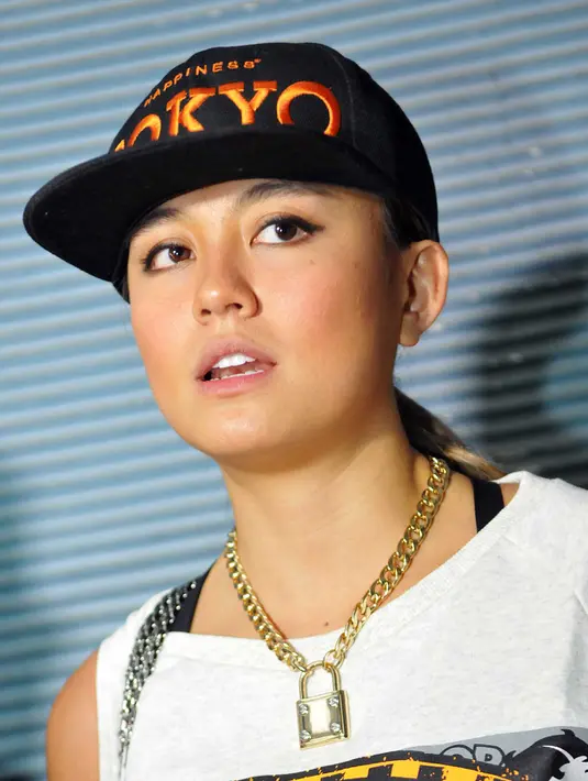 Tampil di panggung HUT SCTV ke-25, dirinya melakukan olahraga yang cukup agar stamina Agnes Monica bertambah. (Deki Prayoga/Bintang.com)