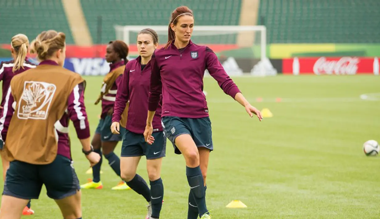 Pemain Inggris, Jill Scott (kanan) saat sesi latihan di Stadium Commonwealth, Edmonton, Kanada, Selasa (30/6/2015). Inggris akan menghadapi Jepang di semifinal Piala Dunia Wanita 2015. (AFP Photo/Geoff Robins)