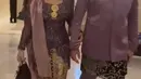 Krisdayanti pun memadukannya dengan kain batik sebagai bawahan, selendang ungu, dan aksesori keemasannya. [@krisdayantilemos]