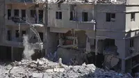 Warga memeriksa dan membersihkan puing-puing dari bangunan yang rusak akibat serangan Israel di kota pelabuhan Tyre, Lebanon Selatan, Kamis 18 Juni 2026. (AP Photo/Hassan Ammar)