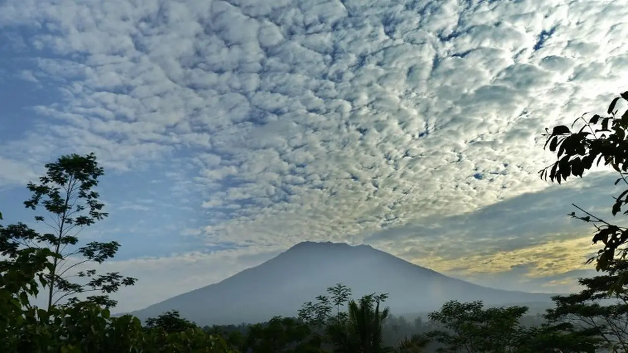 Gunung Agung Meletus