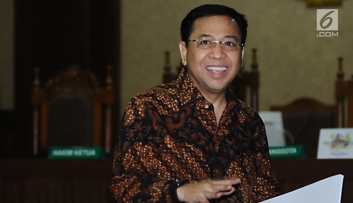 Terdakwa dugaan korupsi proyek E-KTP Setya Novanto tersenyum jelang mengikuti sidang lanjutan di Pengadilan Tipikor, Jakarta, Kamis (28/12). Sidang beragendakan pembacaan tanggapan eksepsi dakwaan Jaksa Penuntu Umum. (Liputan6.com/Helmi Fithriansyah)