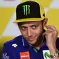 Pembalap Movistar Yamaha, Valentino Rossi berbicara jelang balapan MotoGP Malaysia 2017 di Sirkuit Sepang, Minggu (29/10/2017). (MOHD RASFAN / AFP)